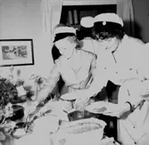 Rumsinteriör, släktgrupp.
Barbro Julstads studentexamen.