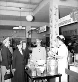 Konsum, affärsinteriör, konservering, kunder och personal.