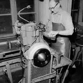 Oscaria Skofabrik, interiör, skotillverkning, en man.
Bilden tagen för broschyr.