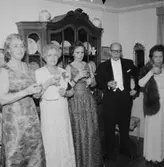 Rumsinteriör, grupp, fru Risbergs 70-årsmiddag.