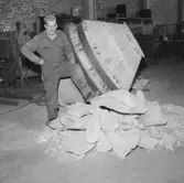 Betongblandare, en man.
Byggnadsproduktion AB.