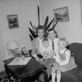 Rumsinteriör, familjegrupp fyra personer.Bertil Larsson.