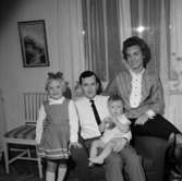 Rumsinteriör, familjegrupp fyra personer.Bertil Larsson.