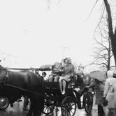 Barbro Julstads studentexamen, häst med vagn, grupp.
Skolbyggnad.