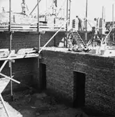 Byggnadsarbete, 3:e etappen.
Bilden tagen i samband med en särskild dokumentation som fotografen gjorde åt Stiftelsen Hyresbostäder Örebro.