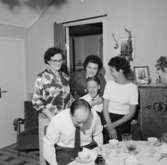 Rumsinteriör, familjegrupp fem personer.Jönsson