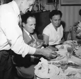 Rumsinteriör, släktgrupp, födelsedagsfirande.
Harry Rex på 50-årsdagen.