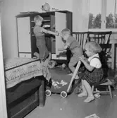 White Arkitektkontor AB, lägenhetsinteriör, tre lekande barn.