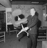 Kontorsinteriör, en man med en Wico-stol.
Gösta Rådman, Wigrell & Co.