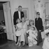 Rumsinteriör, familjegrupp sex personer.
Fru Risbergs 70-årsdag.