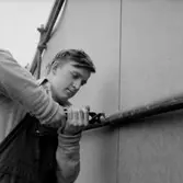 Montering av utställningshallen, en man.