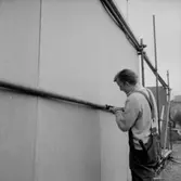 Montering av utställningshallen, en man.