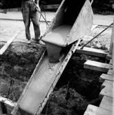 Byggnadsarbete, gjutning/fyllning av cellbetong i fjärrvärmekulvert. Cellbetongen tjänstgjorde som rörisolering.
Örebro stads Industriverk.