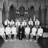 Interiör av Olaus Petrikryka, konfirmation, sex flickor, sex pojkar och en präst.