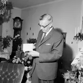 Rumsinteriör, en man.
Karl Persson på 70-årsdagen.