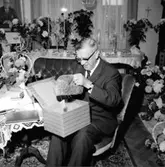 Rumsinteriör, en man.
Karl Persson på 70-årsdagen.