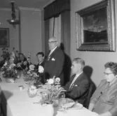 Rumsinteriör, grupp vid bordet.
Fabrikör Jakob Eklunds 70-årsdag på 