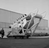 Vretstorpsverken, fabriksbyggnader, jordbruksredskap, en man.