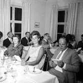 Interiör, grupp vid bordet.
Lindmans 50-årsdag.