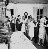 Interiör, grupp.
Lindmans 50-årsdag.