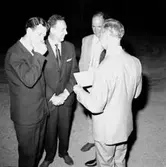 Interiör, grupp fyra män.
Lindmans 50-årsdag.