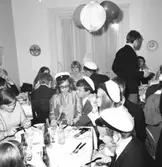 Rumsinteriör, släktgrupp.
Leifs studentexamen.