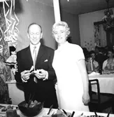 Rumsinteriör, ett par.
Leifs studentexamen.