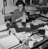 Oscaria, strumpcentralen, interiör, en kvinna.
Bilden tagen för personaltidskriften Sko Bandet.