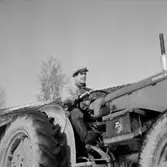 En man med traktor.
Lantbrukare Bengt Johansson
Oscaria (beställare ?).