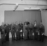 Rumsinteriör, grupp 10 män, Oscarias pensionärer. Avtackning.