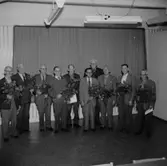 Rumsinteriör, grupp 10 män, Oscarias pensionärer. Avtackning.