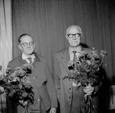 Rumsinteriör, två män, Oscarias pensionärer. Avtackning.