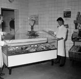 Konsum, affärsinteriör, köttdisk, två män.
Viberg (beställare ?).