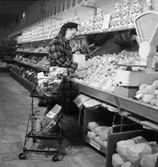 Konsum, affärsinteriör, en kvinna.