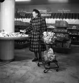 Konsum, affärsinteriör, en kvinna.