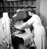 Konsums herrtvätt, interiör, en kvinna.