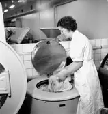 Konsums herrtvätt, interiör, en kvinna.