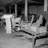 Hammars glasbruk, interiör, tillverkning av lådor, en man.