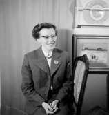 Rumsinteriör, en kvinna.Beijer