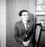 Rumsinteriör, en kvinna.Beijer