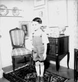 Rumsinteriör, en pojke.Beijer