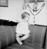 Rumsinteriör, en liten flicka.Beijer