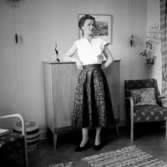 Rumsinteriör, en kvinna.Barbro