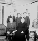 Rumsinteriör, släktgrupp fem personer.
Fru Schölins födelsedag.