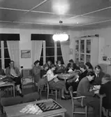 Axbergs bygdegård, interiör, grupp.