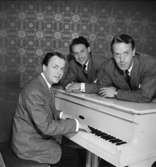 Glada Potpuriet, tre män vid pianot.