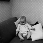 Rumsinteriör, en baby.