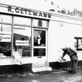 R. Getzmann bensinstation, exteriör, en man.