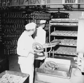 Konsum, charkuteriavdelningen, interiör, korvtillverkning, två män.