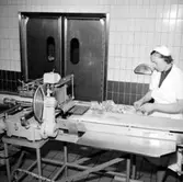 Konsum, charkuteriavdelningen, interiör, en kvinna.